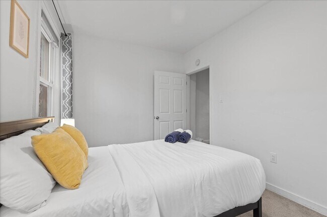 Building Photo - Renovated 3-bed, 2.5-bath house in Heart o...