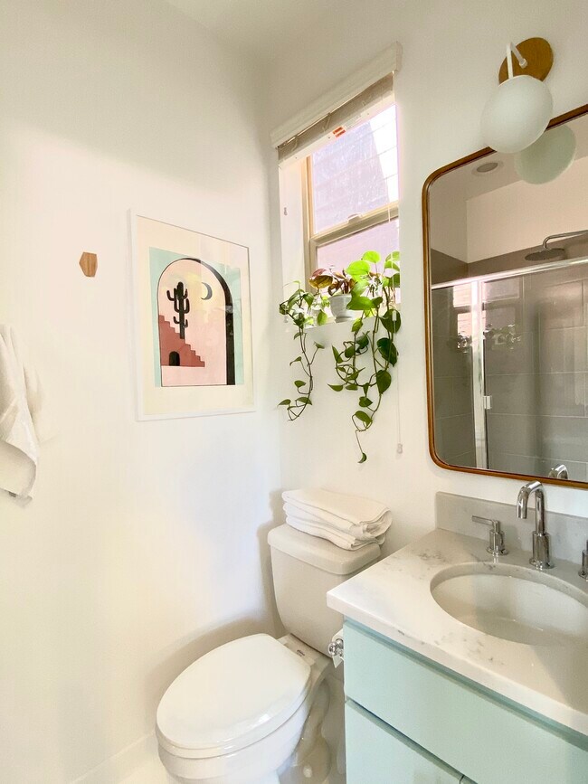 1st floor bathroom - 4305 SE Division St