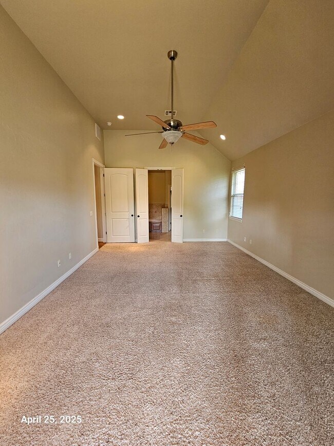 Building Photo - (3) Bed/(2) Bath In Tuscany Court Avail NOW!