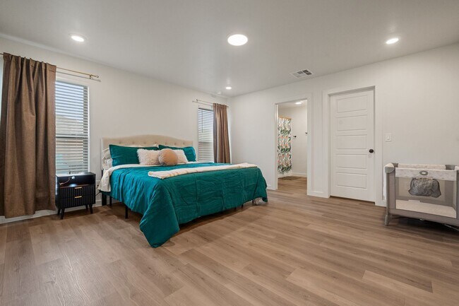 Building Photo - Modern 3BR Retreat Near TTU | Stylish Fully Furnished Home with Spacious Backyard