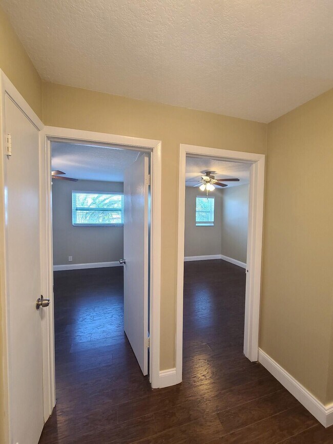 Building Photo - 3201 Bayview Dr