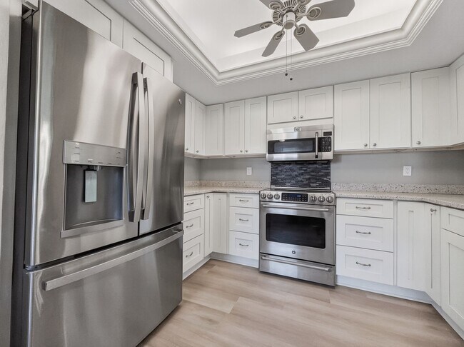 Building Photo - 2 bed 2 bath annual rental *** First floor condo *** Kings Lake Community