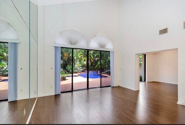 Building Photo - 23033 Via Stel