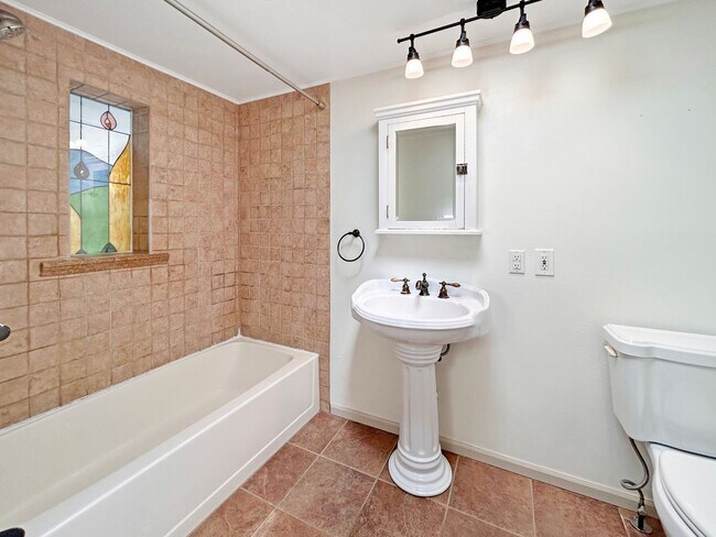 Building Photo - $0 DEPOSIT OPTION. CHARMING 3 BEDROOM WITH FENCED IN YARD AND DETACHED GARAGE IN DENVER'S BERKELE...