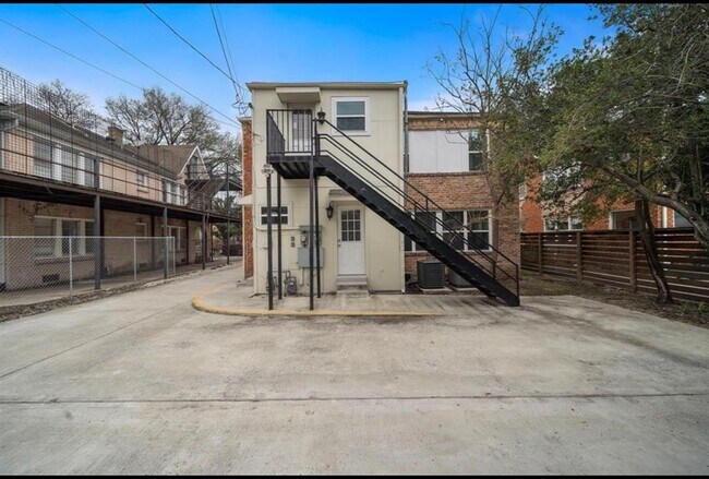 Building Photo - 1631 Castle Ct