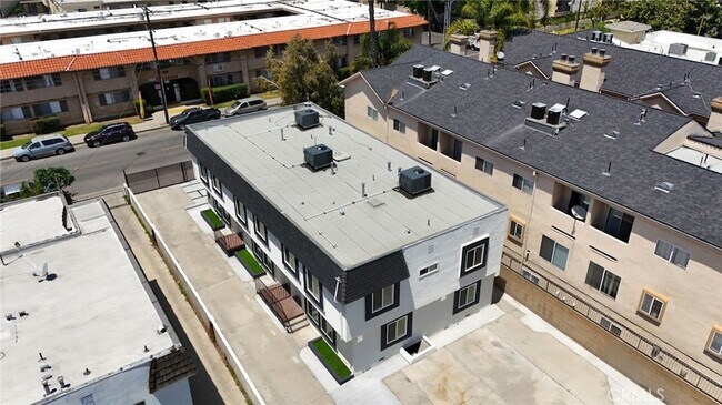 Building Photo - 7010 Lennox Ave
