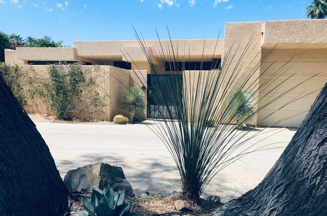 Features u-shape driveway - 72836 Mesa View Dr