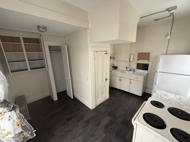 dining kitchen area - 50 Silver St