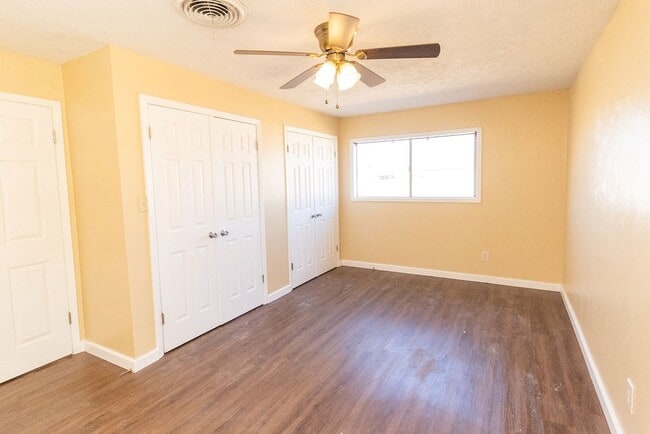 Building Photo - 910 N Carol Ave