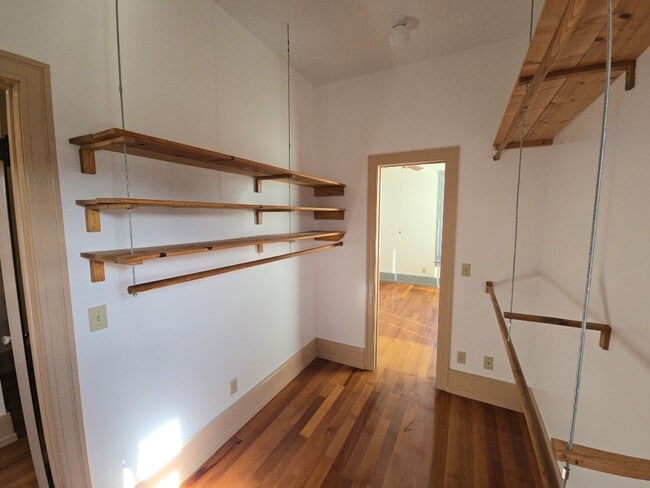 Building Photo - Distinctive Alton home offers charming living opportunity!