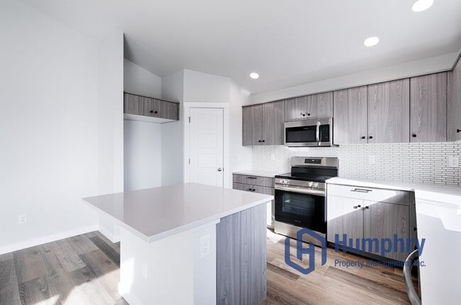 Building Photo - 4 bedroom, 2 bathroom, 2 car garage.