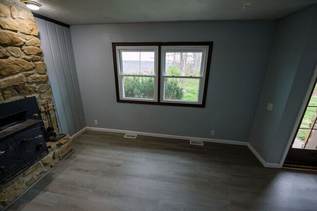 Building Photo - Lovely 3 Bed / 2 Bath in Private Setting--AVAILABLE NOW!!!