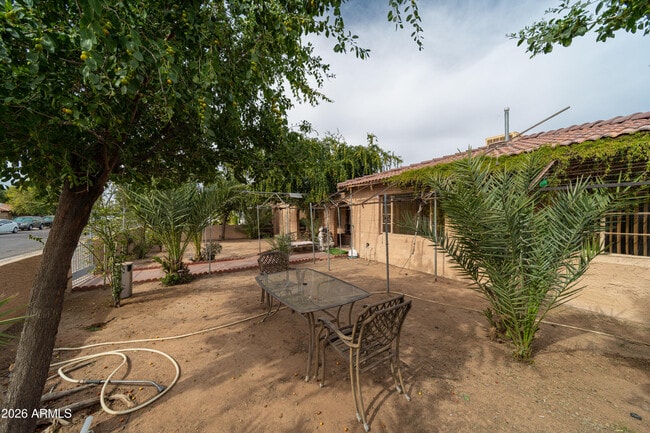 Building Photo - 2416 E Clarendon Ave