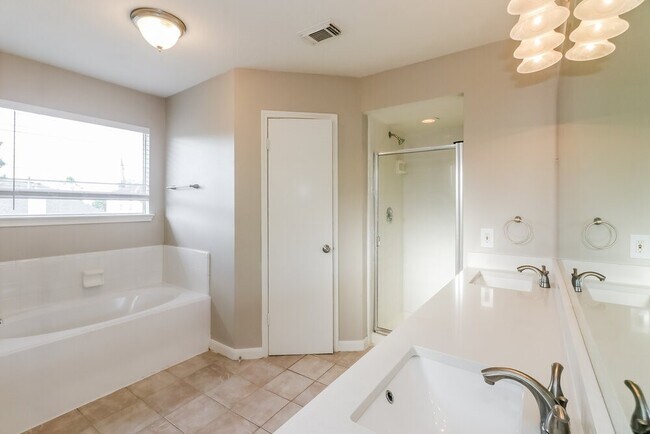 Building Photo - 15806 Mission Crest Ct
