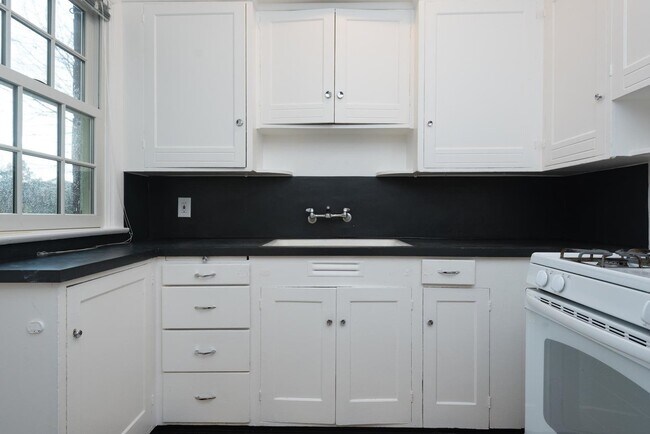 Building Photo - Vintage 2 Bedroom Townhouse