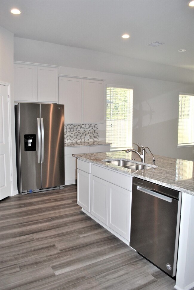 Building Photo - 14131 Lake Lodge Dr