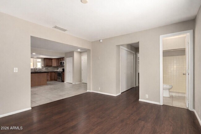 Building Photo - 105 E Manhatton Dr