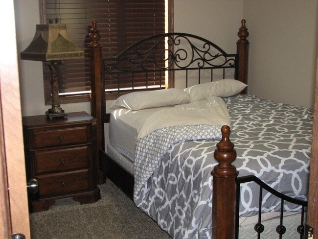 Building Photo - 400 N Plum St