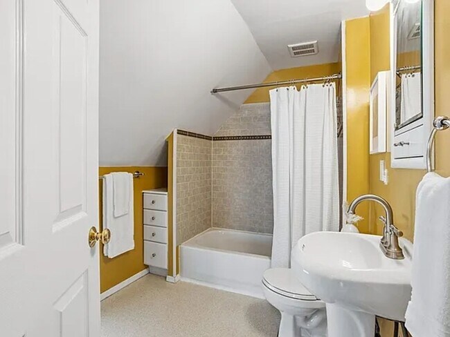 Building Photo - 3 bedroom house in Cherokee Park St. Paul