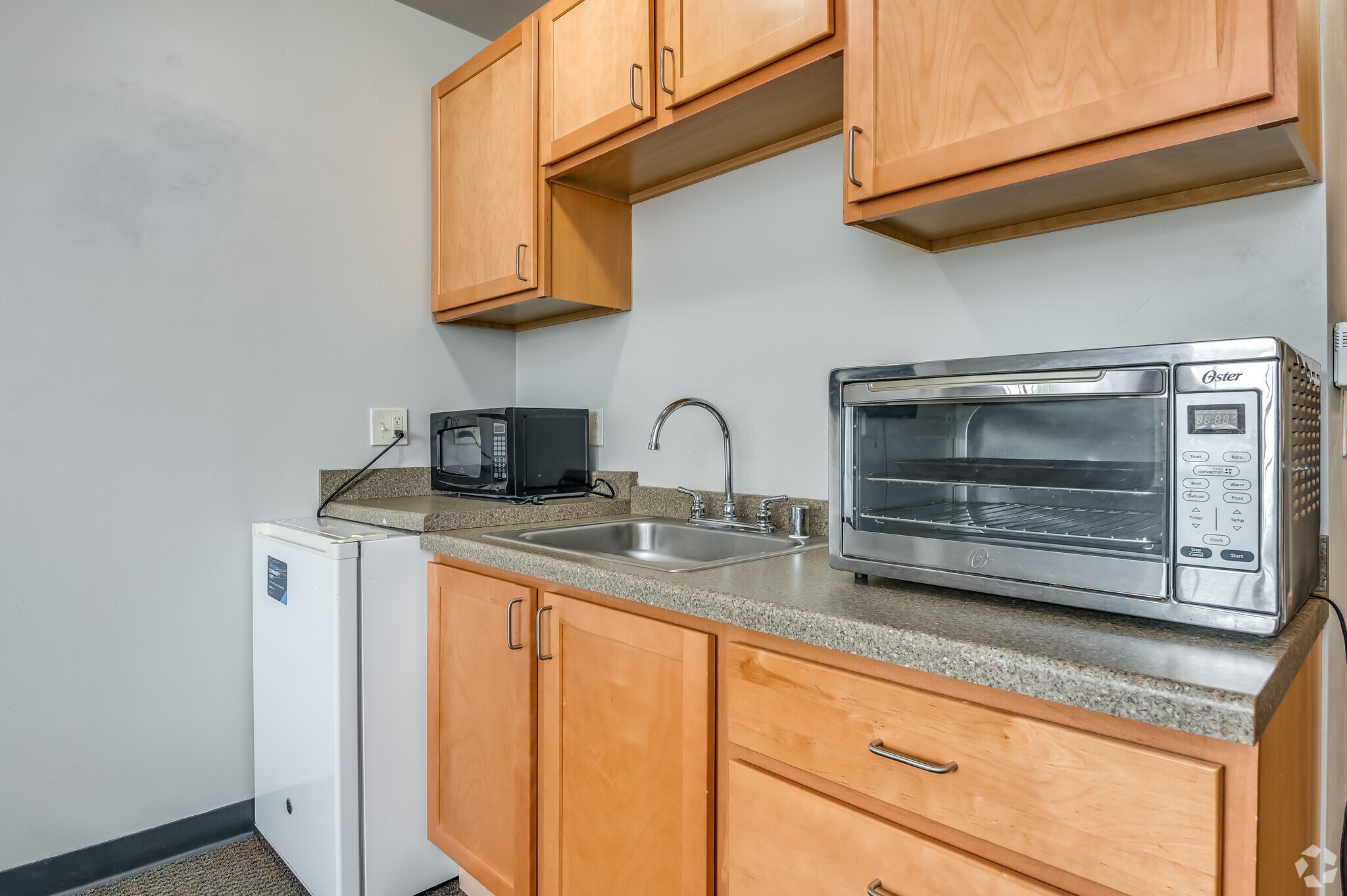Studio, 1BA - 450SF - Kitchen - Fox Village Apartments