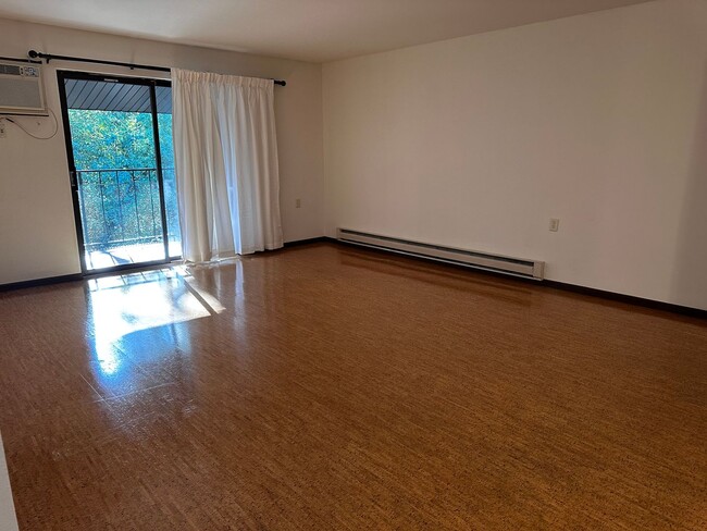 Building Photo - Spacious 2 bed 1.5 bathroom Condominium