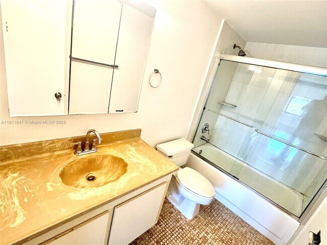 Building Photo - 2500 Parkview Dr