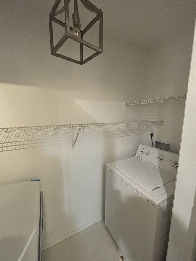 Building Photo - Ground floor 2 bed condo with no neighbors above or below
