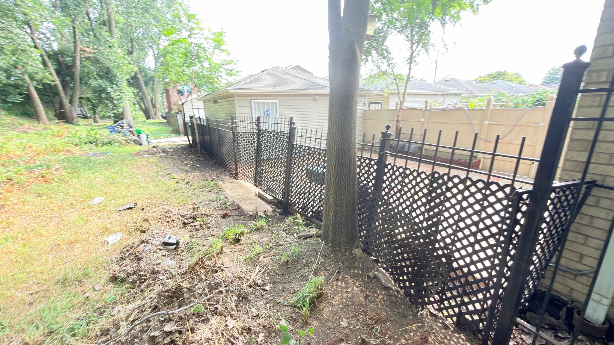 Side gate looking into patio. - 419 W Root St