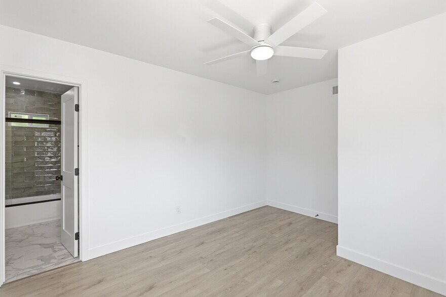 Building Photo - 16257 Los Alimos St
