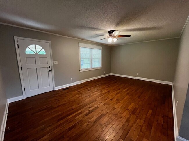 Building Photo - Updated 3 bed 2 bath house with yard and b...