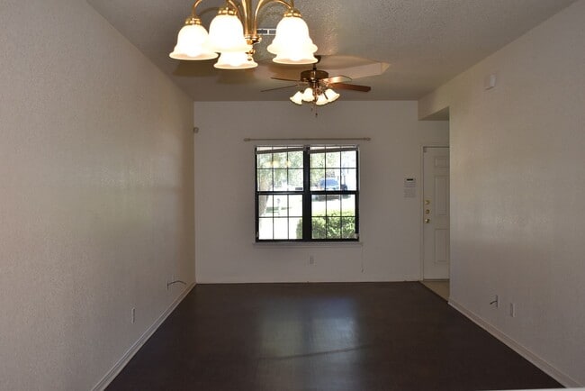 Building Photo - 912Rebecca