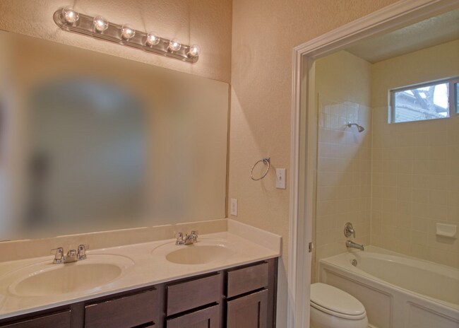 Building Photo - modern elegance and comfort