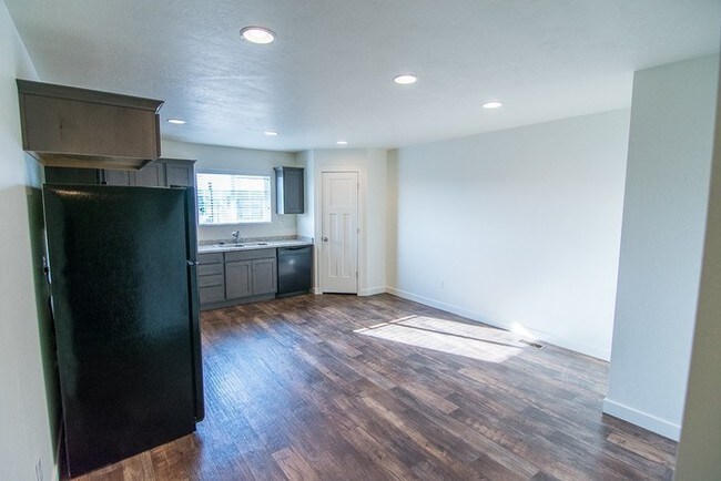 Building Photo - THE LOCHS! Gorgeous Townhome