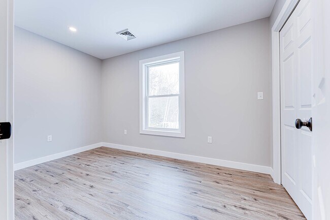 Building Photo - 3 Strafford Rd