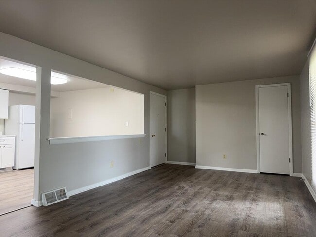 Building Photo - 418 Beloit St