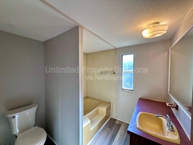 Building Photo - 9499 Wendi Dr NE