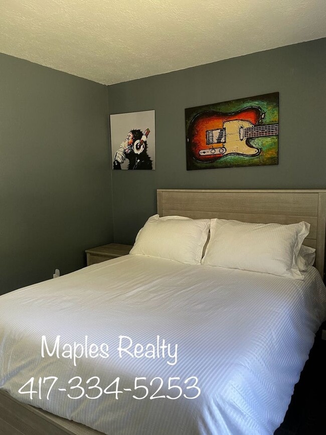 Building Photo - 4 bedroom, 2 bath furnished HOUSE in the H...