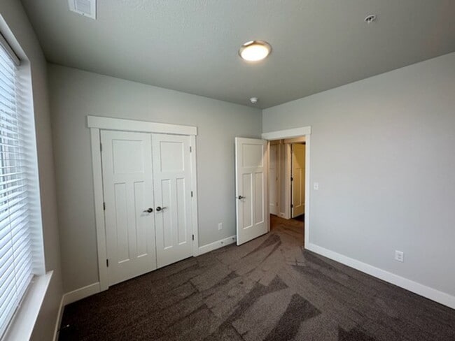 Building Photo - Bright 3 bed Condo with Pool, HOA, and Great Amenities!!