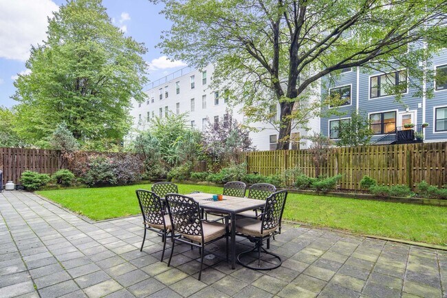 Building Photo - 636 5th St