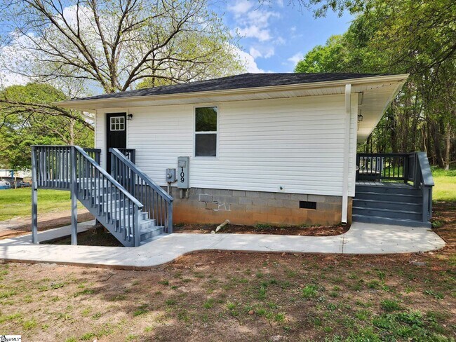 Primary Photo - 109 2nd St
