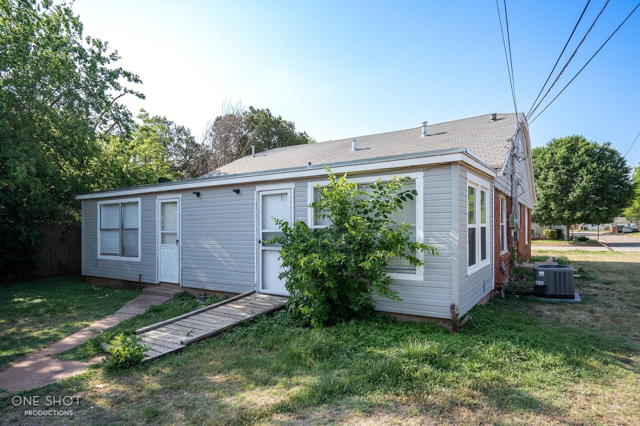 Building Photo - 2744 Russell Ave
