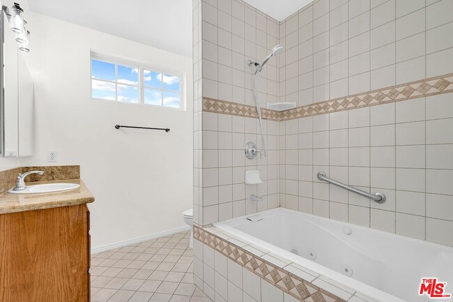 Building Photo - 743 N Las Palmas Ave