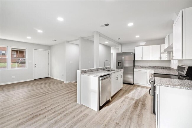 Building Photo - 1357 Plaza Ave SW