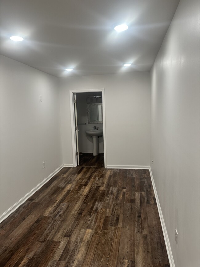 Building Photo - 1102 Hermitage Dr