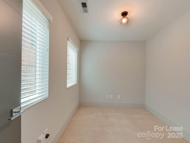 Building Photo - 225 Domain Way