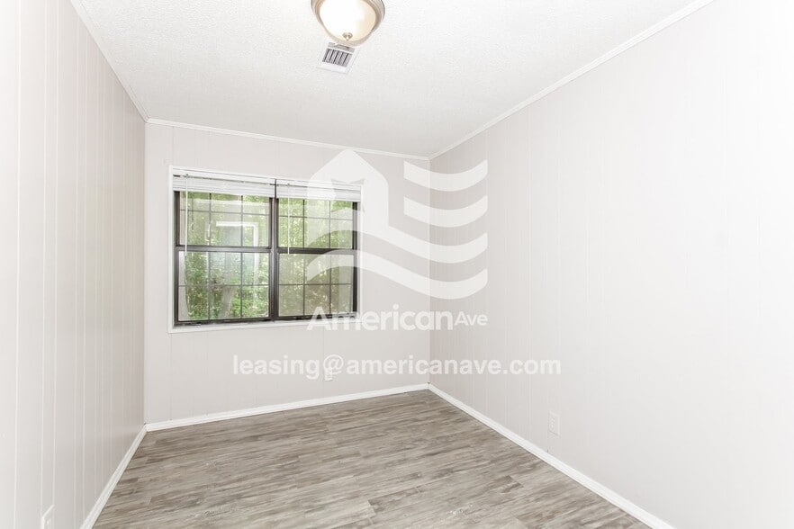 Building Photo - 700 Kester St