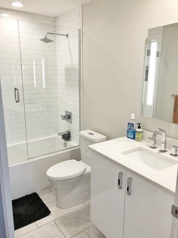 Building Photo - Modern & Spacious 3 BED 3 BATH in Great South Boston Neighborhood.