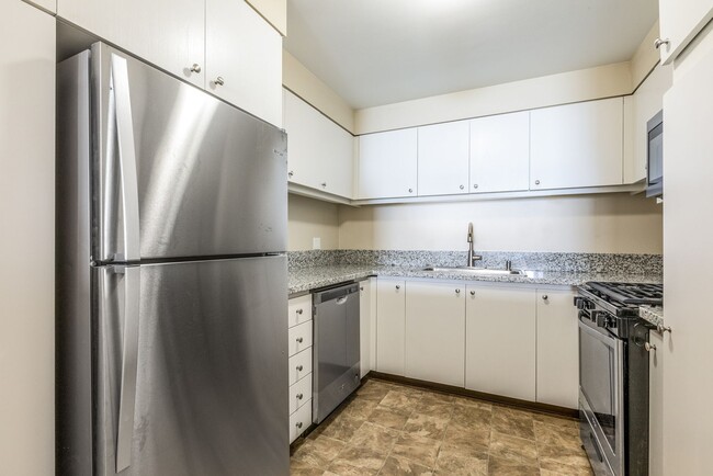 Building Photo - REMODELED and PARTIALLY FURNISHED LUXURY 2...