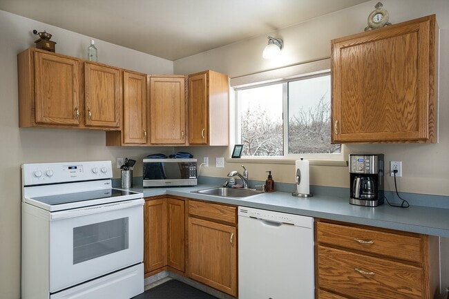 Building Photo - Fully furnished w/ internet and utilities included