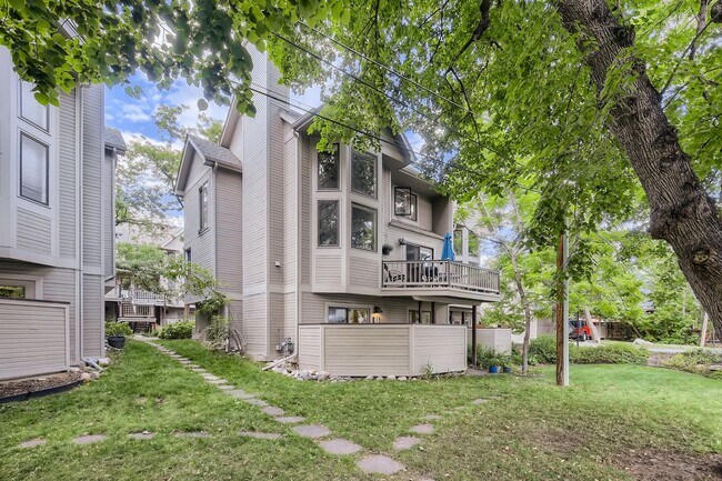 Building Photo - Ideal Downtown 1 BDR Close to Shops & Trails